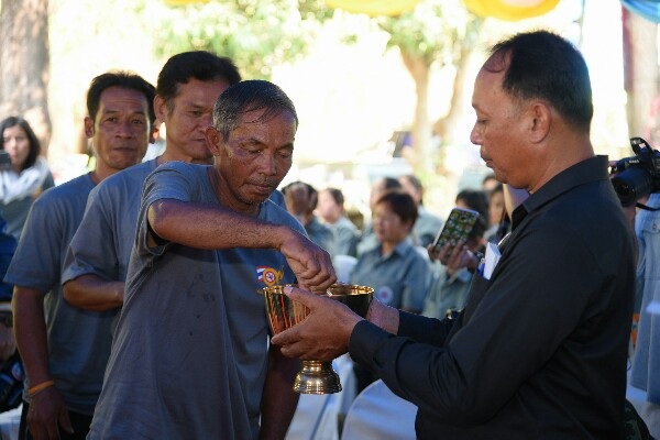 'พรหมพิราม' ท้าดื่มน้ำสาบานเลิกบุหรี่ทั้งหมู่บ้าน thaihealth