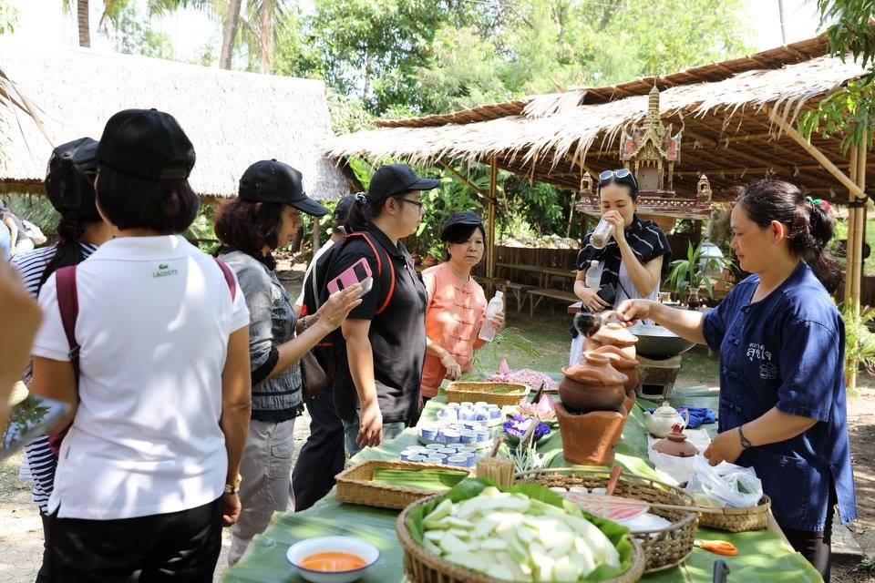 ใต้เงาไม้ที่ 'Patom' thaihealth