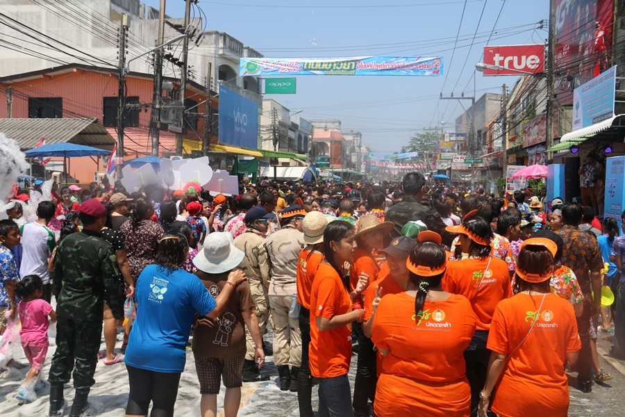 เล่นสงกรานต์ที่ 'ถนนข้าวยำ' จ.ปัตตานี thaihealth