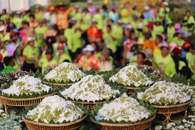 สืบสานประเพณีสงกรานต์ถนนข้าวเม่า  thaihealth