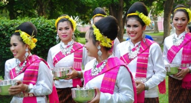 สืบสานประเพณีสงกรานต์ถนนข้าวเม่า  thaihealth