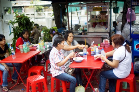 จริงหรือไทยครองแชมป์ อาหารริมฟุตปาธดีที่สุด  ซีเอ็นเอ็นได้ประโคมข่าวไปทั่วโลกว่า กรุงเทพมหานคร เป็นเมืองที่มีอาหารริมฟุตปาธ หรือ street food ที่ดีที่สุดในโลก 2 ปีซ้อน ชนะเมืองใหญ่ๆ อย่างโตเกียว
