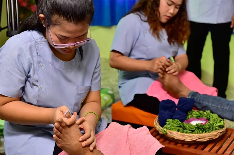 มหัศจรรย์ นวดเท้าเลิกบุหรี่ เปลี่ยนชีวิตสิงห์อมควัน thaihealth