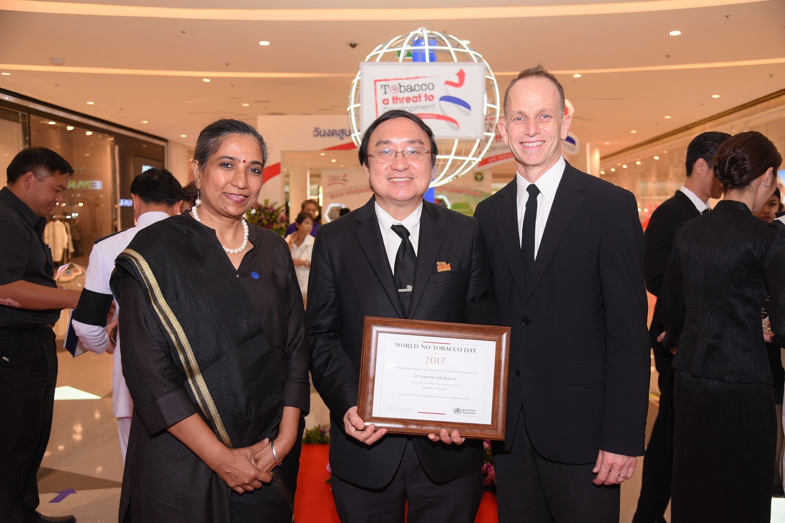 ผจก.กองทุน สสส. รับรางวัล World No Tobacco Day Award 2017  thaihealth