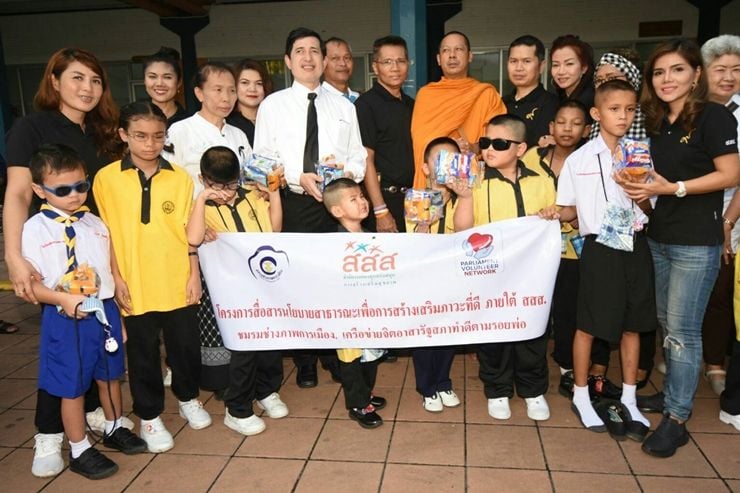 'พาน้องตักบาตรร่วมฟังธรรม' thaihealth