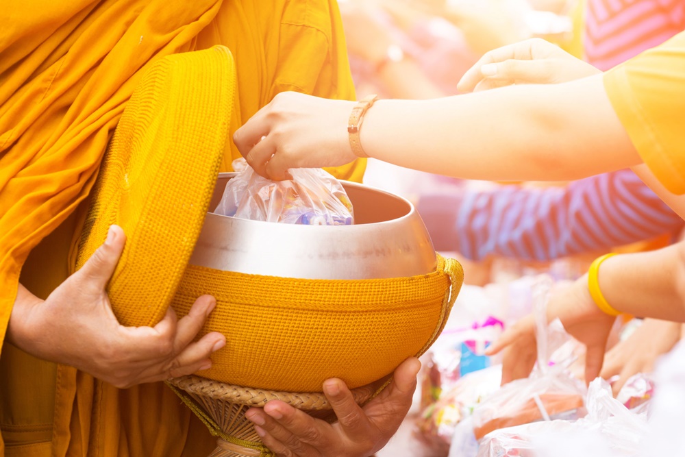 ทำบุญตักบาตรลดเค็ม เพื่อสุขภาพพระสงฆ์ thaihealth