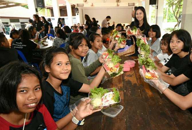 พาน้องกินผัก ดีต่อกาย ใส่ใจสุขภาพ  thaihealth
