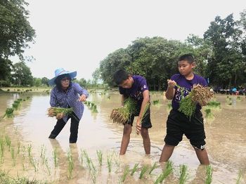 บทความหลังสู้ฟ้าหน้าสู้ดิน เด็กเรียนรู้ชีวิตชาวนา  thaihealth