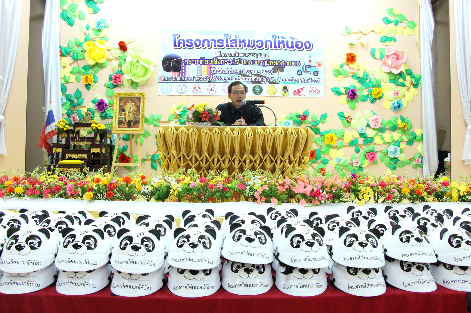 จ.ตรัง นำร่องสวมหมวกกันน็อคให้หนูน้อย thaihealth
