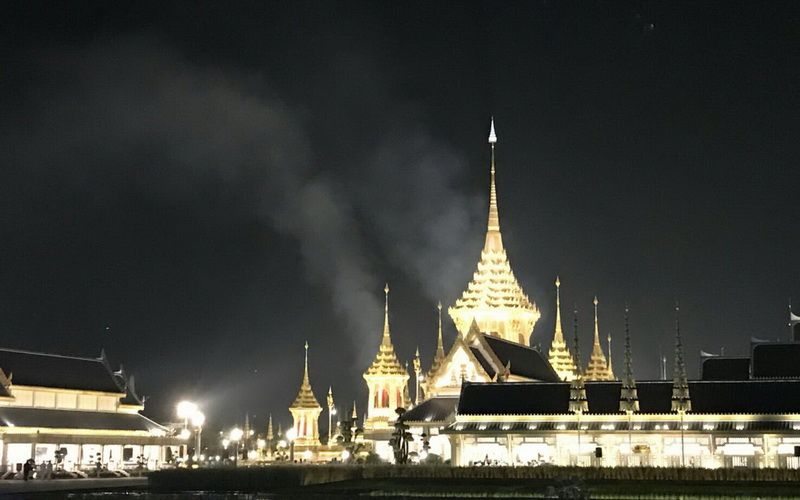 กลุ่มควันล่องลอยเหนือพระเมรุมาศ 'พ่อ' เสด็จฯสู่สวรรค์แล้ว thaihealth