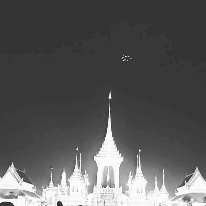 กลุ่มควันล่องลอยเหนือพระเมรุมาศ 'พ่อ' เสด็จฯสู่สวรรค์แล้ว thaihealth