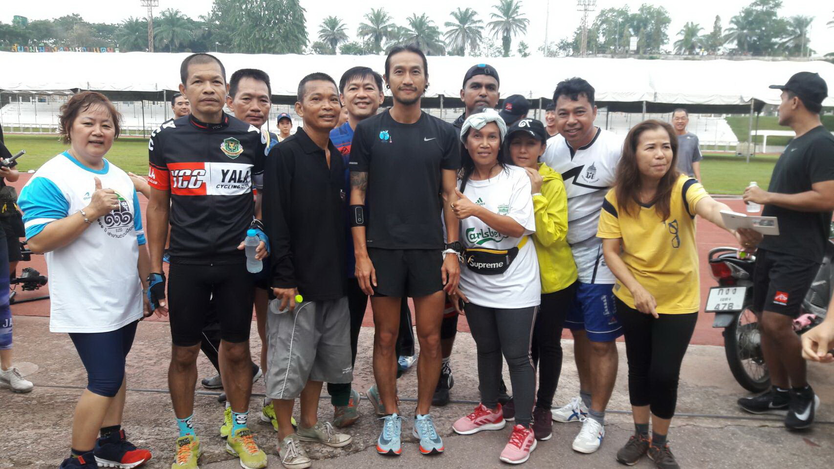 แนะประชาชนที่รอให้กำลังใจ ‘ตูน’ อย่าลืมดูแลสุขภาพตัวเองด้วย thaihealth