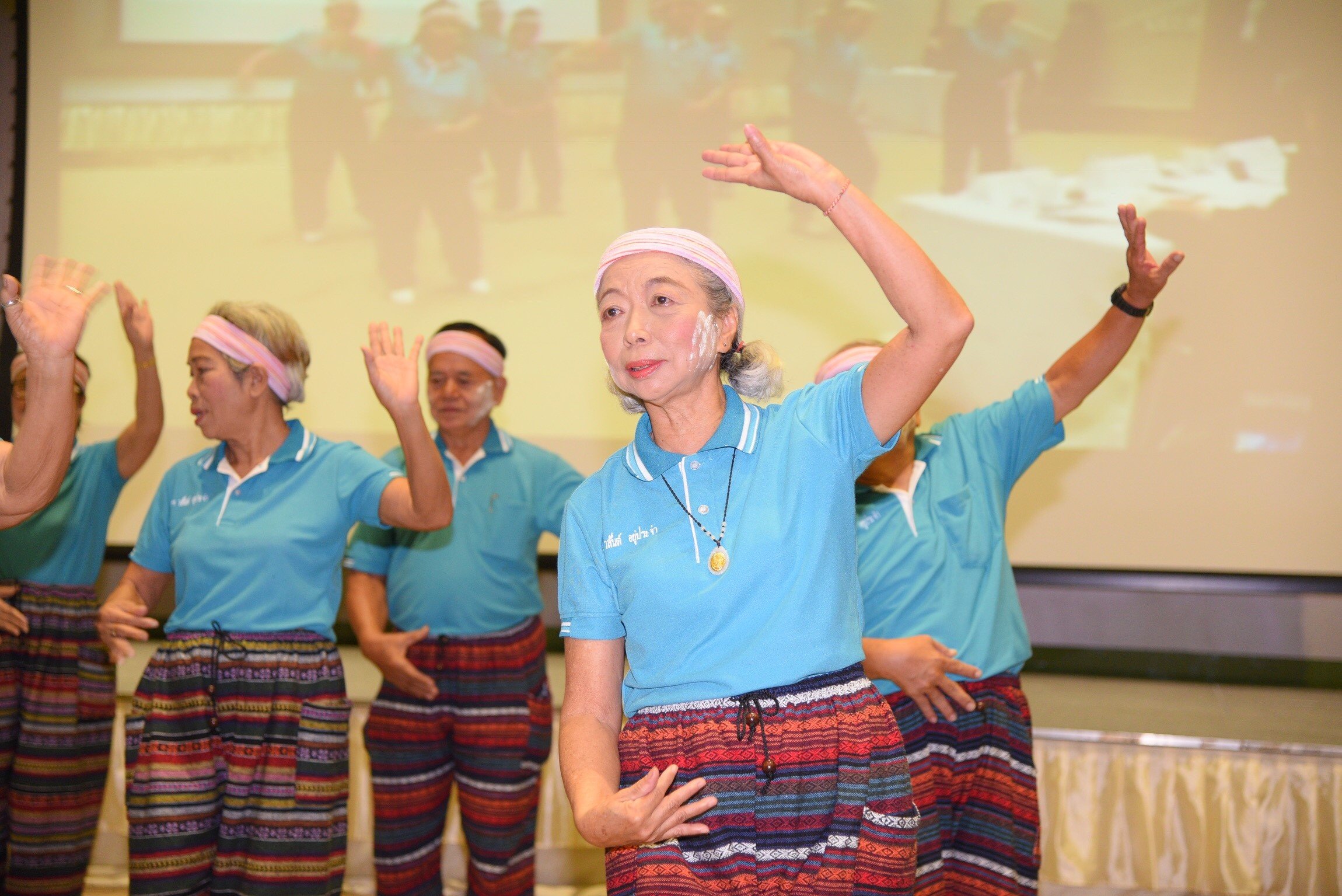 “ทีม สว.กระทุ่มล้ม” คว้าแชมป์โชว์รำไทยประยุกต์ thaihealth
