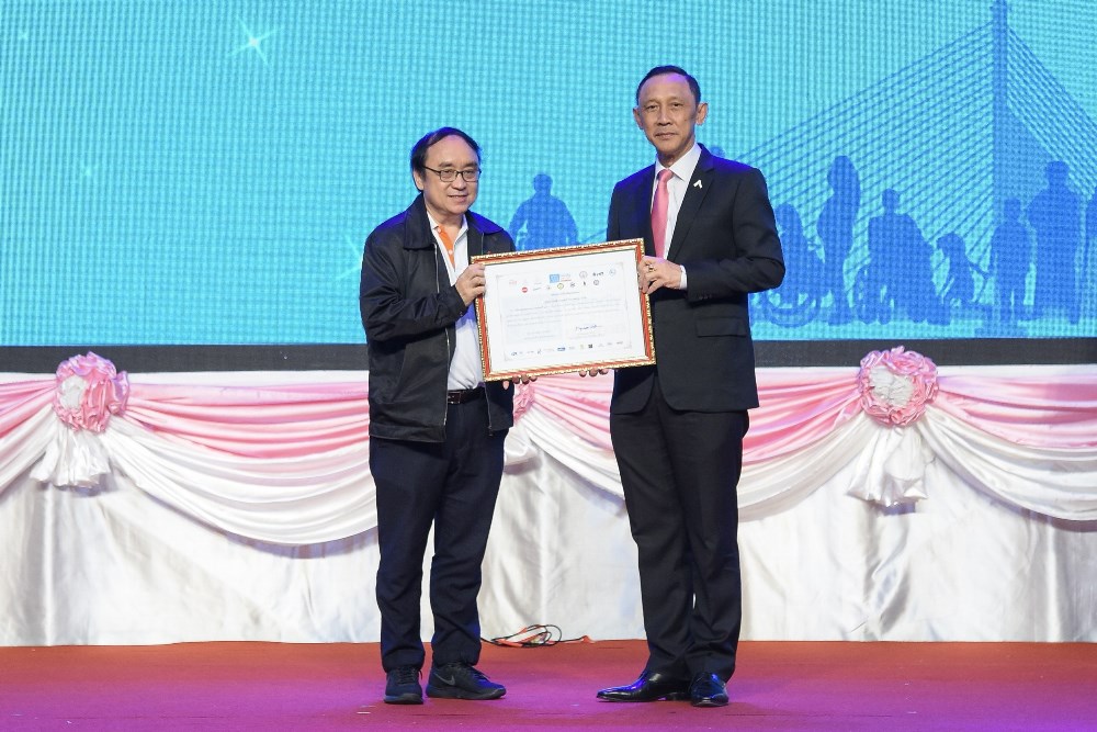 ผจก.สสส.รับมอบประกาศเกียรติคุณประเภท “องค์กรส่งเสริมอารยสถาปัตย์แห่งปี” thaihealth