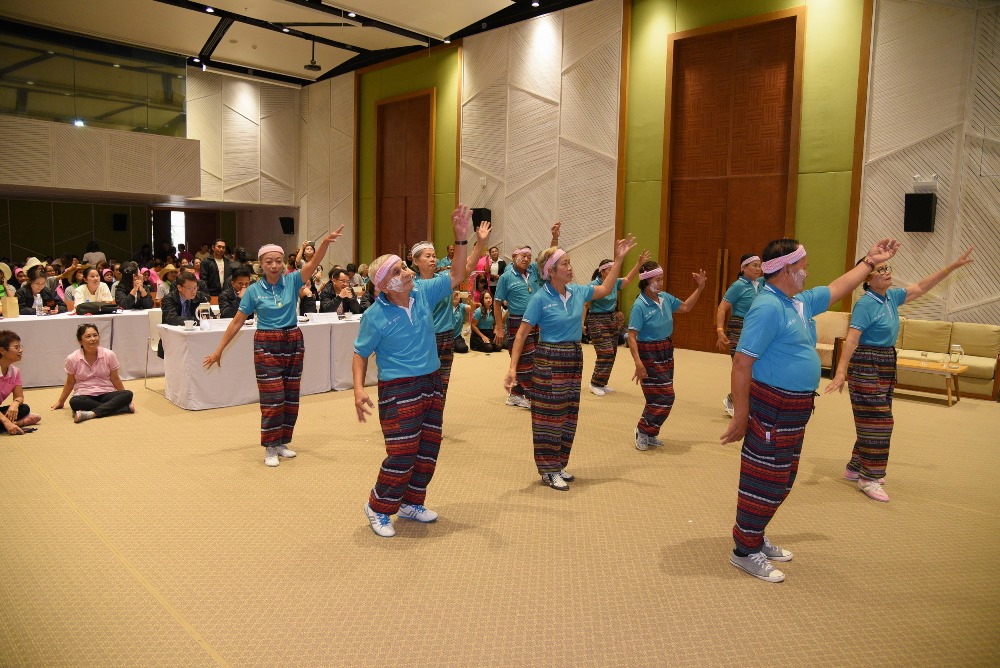 'รุ่นใหญ่' กระทุ่มล้ม โชว์ไลน์แดนซ์  thaihealth