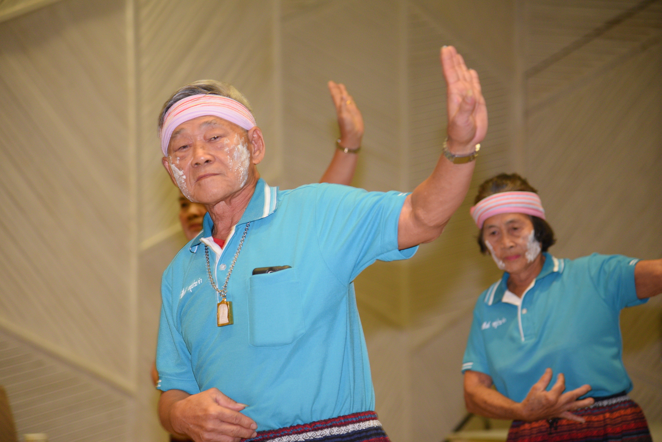 'รุ่นใหญ่' กระทุ่มล้ม โชว์ไลน์แดนซ์  thaihealth