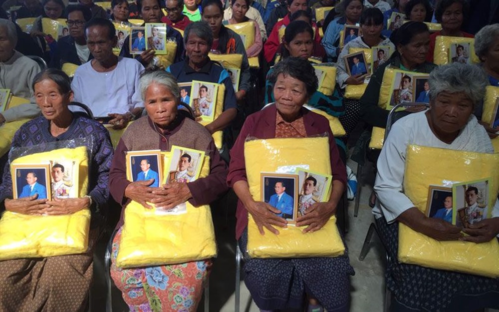 ร.10พระราชทานผ้าห่มกันหนาวแก่ราษฎรสกลนคร thaihealth