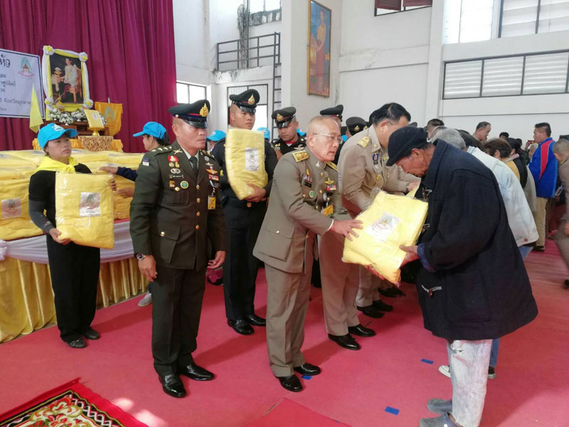 ร.10พระราชทานผ้าห่มกันหนาว แก่ราษฎรจ.มุกดาหาร thaihealth