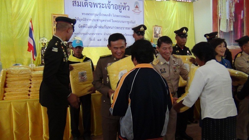 ร.10 พระราชทานผ้าห่มกันหนาว จ.หนองบัวลำภู-อุดรธานี thaihealth