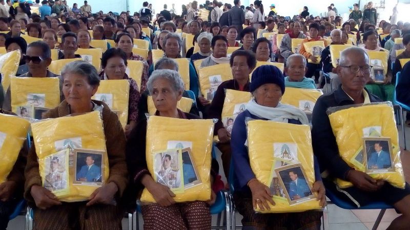 ร.10พระราชทานผ้าห่มกันหนาว แก่ราษฎรในพื้นที่จ.กาฬสินธุ์  thaihealth