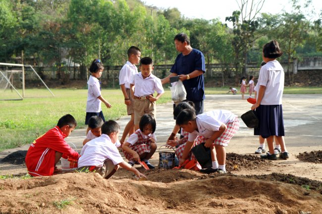 ชวนเด็กปลูกผักทางรอดโรงเรียนไม่ถูกยุบ thaihealth