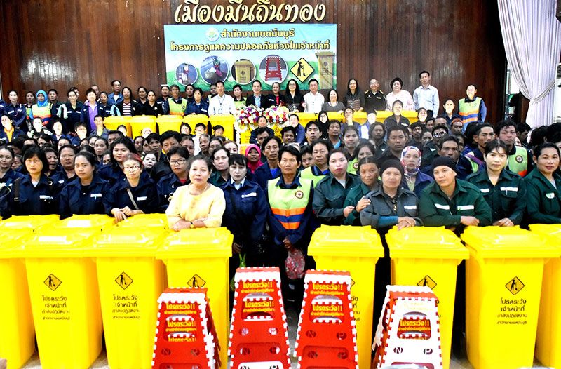 เก้าอี้-ถังขยะ สะท้อนแสงกันอุบัติเหตุ thaihealth
