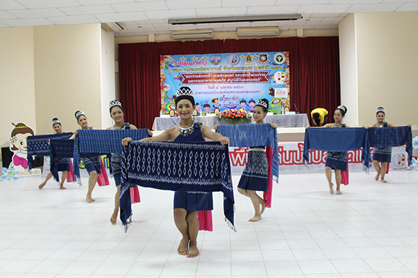 สกลนคร คึกคักเทศกาลสาดน้ำ 'ถนนข้าวฮาง' ไร้แอลกอฮอล์  thaihealth
