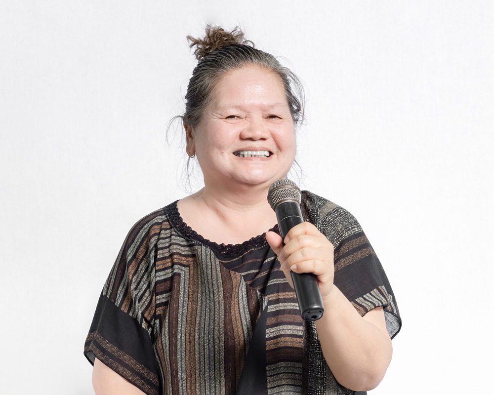 ผู้สูงอายุจิตอาสาร้องเพลงให้ผู้ป่วยและญาติ รพ.สุรินทร์ thaihealth