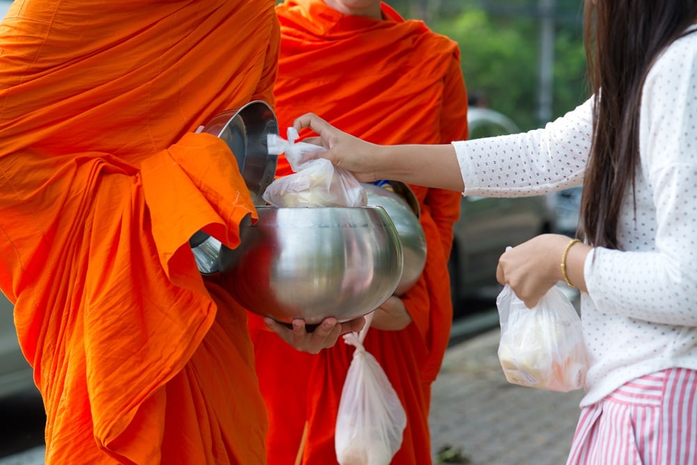 อนุญาตใส่รองเท้าบิณฑบาตป้องเกิดแผล  thaihealth