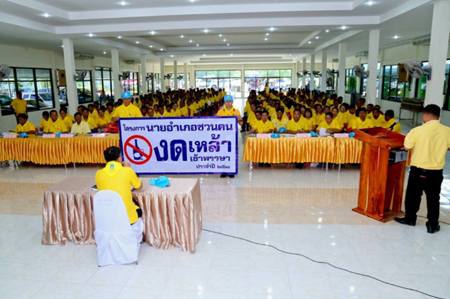 นายอำเภอ จ.อุทัยฯ ชวนงดเหล้าเข้าพรรษา thaihealth