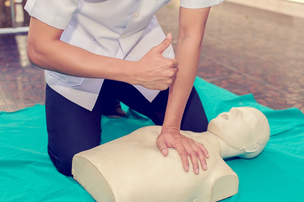 จัดทำคู่มือการช่วยชีวิตขั้นพื้นฐานและเครื่อง AED แก่ อสม. thaihealth