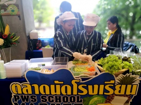 นำร่อง 112 โรงเรียนต้นแบบ การจัดการอาหารในโรงเรียน สสส.นำร่อง 50 จังหวัด 112 โรงเรียนต้นแบบการจัดการอาหารในโรงเรียน ดึงการจัดการ 5 ด้านยกระดับอาหารคุณภาพในโรงเรียน หลังพบอาหารกลางวันส่วนใหญ่สารอาหารไม่เพียงพอตามมาตรฐาน โดยเฉพาะธาตุเหล็ก วิตามินเอ ที่ส่งผลต่อสมอง อธิบดีกรมส่งเสริมการปกครองท้องถิ่น สั่งการท้องถิ่นทั่วประเทศเมนูอาหารกลางวันต้องได้คุณภาพ เล็งตั้งกรรมการตรวจรับจาก 3 ภาคส่วนคุมคุณภาพ