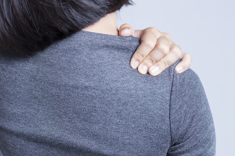 'ไหล่ติด' เอื้อมมือขึ้นสูง ไขว้หลังลำบาก รีบหาหมอ thaihealth