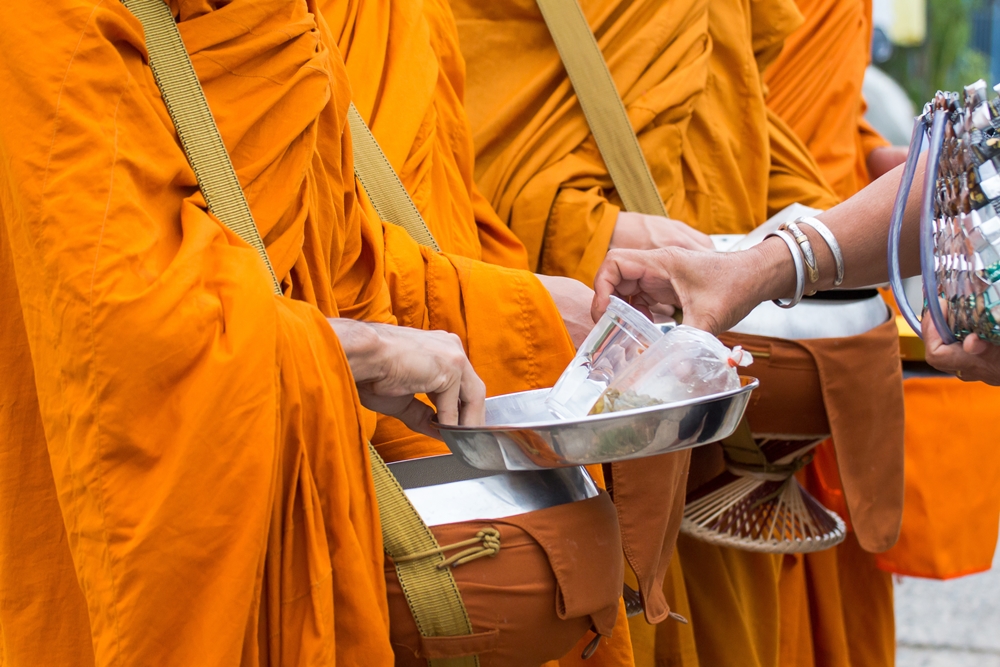ทำบุญตักบาตรด้วยเมนูชูสุขภาพ thaihealth