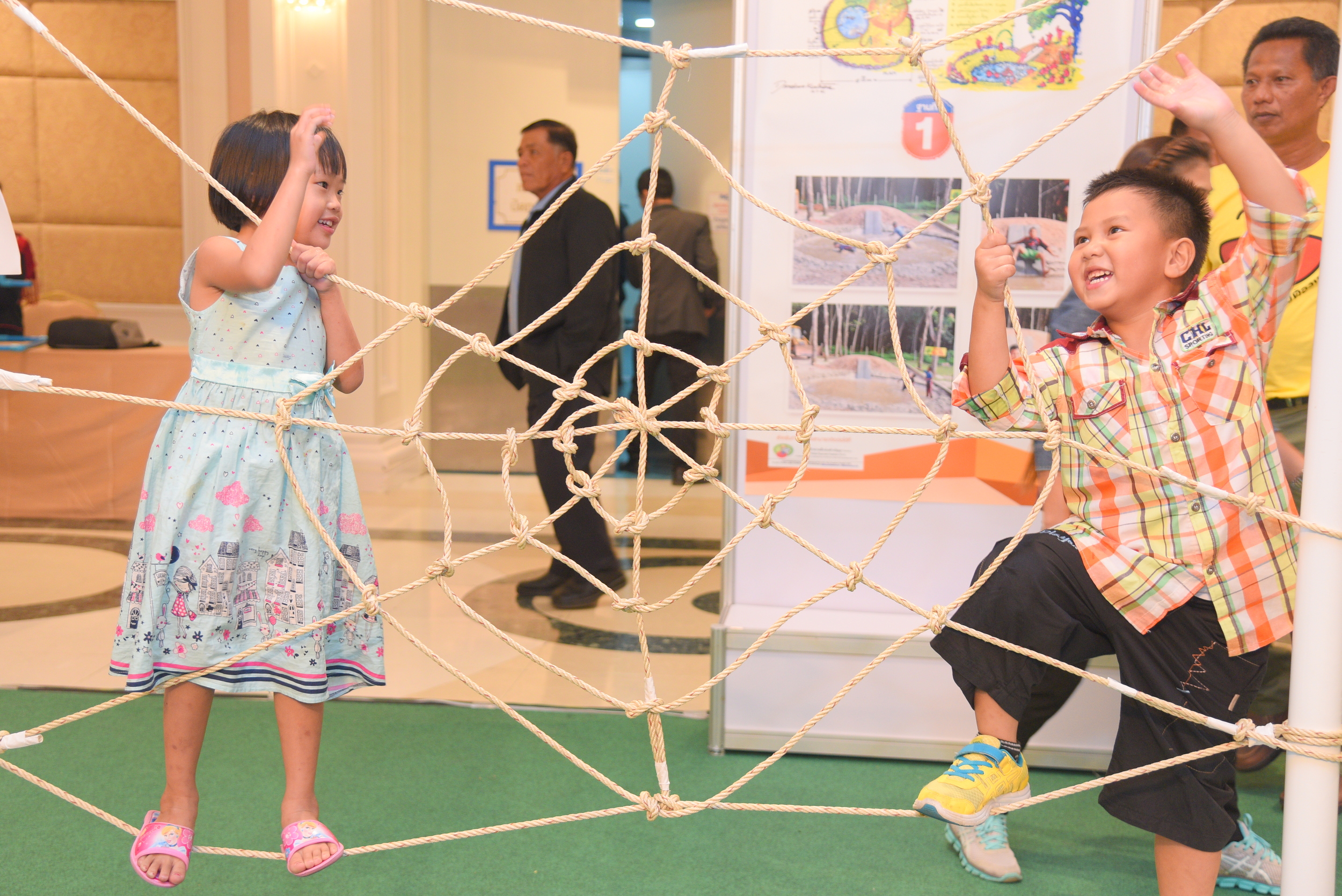 สนามเด็กเล่นสร้างปัญญา 'เล่น' ตามรอยพระยุคลบาท thaihealth