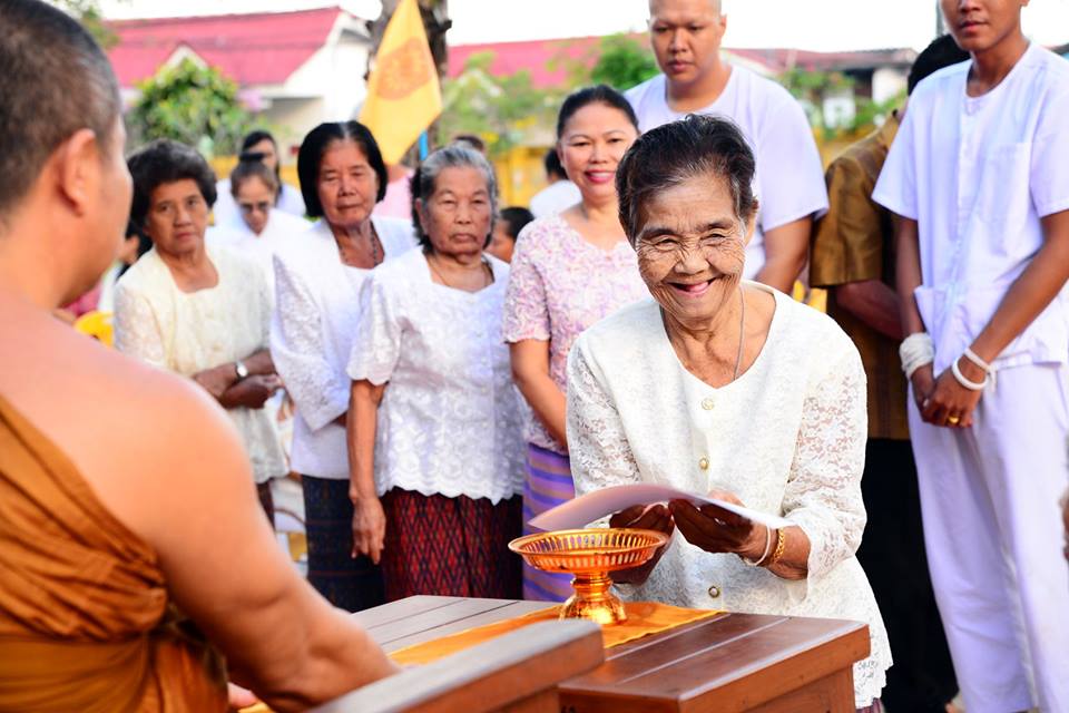 ชาวขอนแก่นตักบาตรถนนสายบุญศรีฐาน เดือน 11 thaihealth