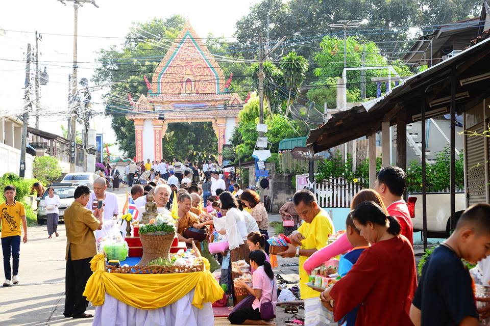 ชาวขอนแก่นตักบาตรถนนสายบุญศรีฐาน เดือน 11 thaihealth