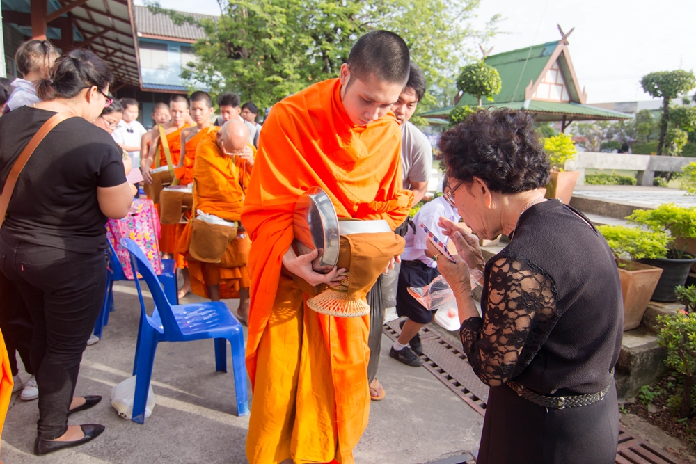 กรมอนามัยแนะทำบุญปีใหม่ ควรใส่ใจสิ่งของถวายพระ thaihealth