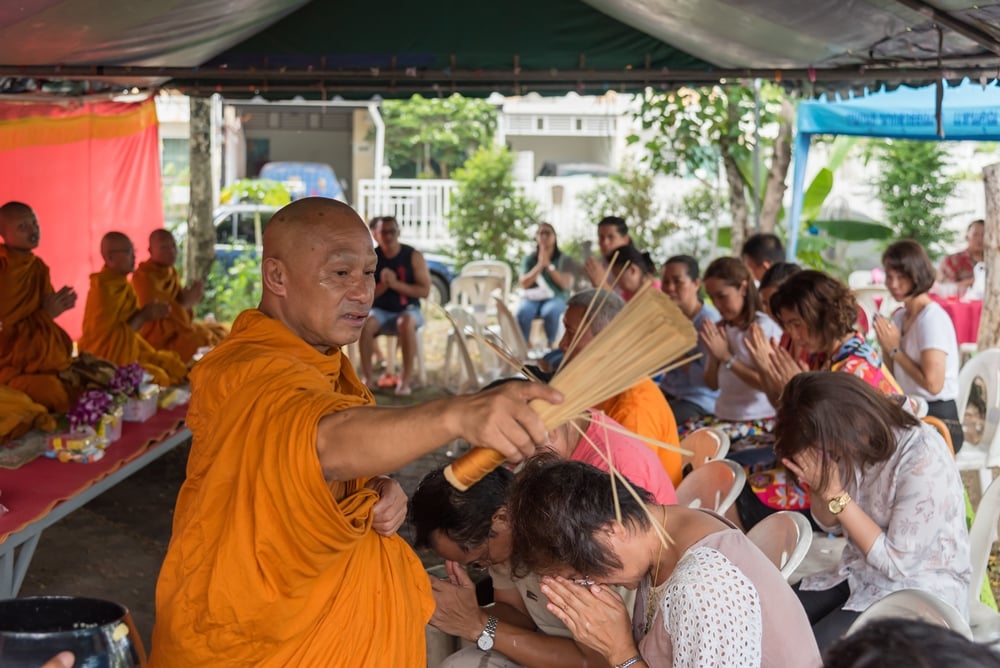 ผลสำรวจสวนดุสิตโพล ปชช. ตั้งใจไปสวดมนต์ข้ามปี thaihealth