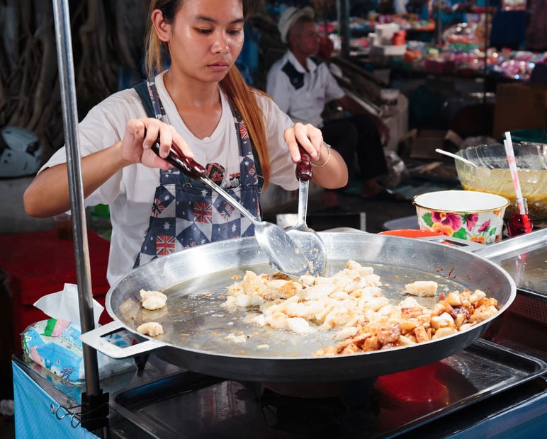 เตือนผู้ค้าแผงลอยริมทาง-ตำรวจจราจรเสี่ยงฝุ่นจิ๋ว  thaihealth
