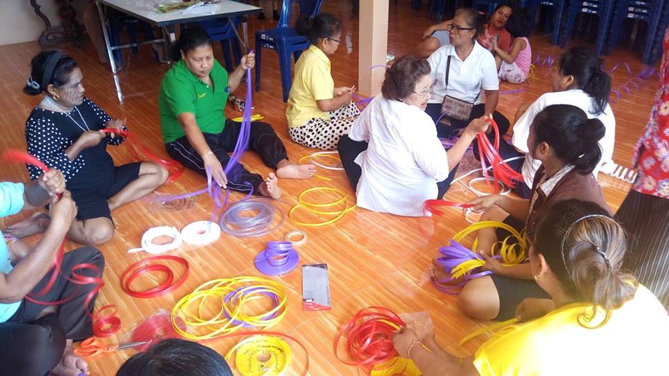 สอนทำกระเป๋าพลาสติกโดยปราชญ์ชุมชน thaihealth