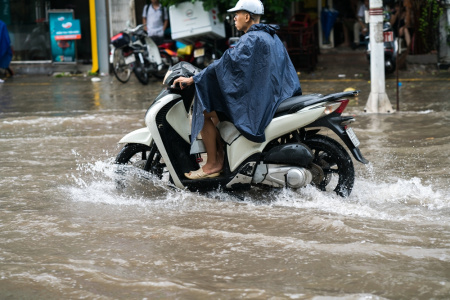 7 วิธีขับขี่ ช่วงฝนตกและน้ำท่วมขัง ป้องกันอุบัติเหตุทางถนน