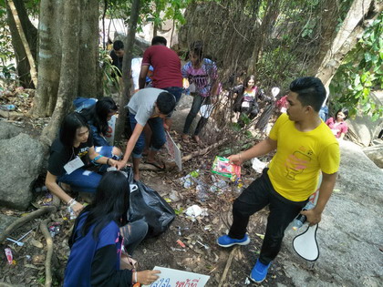 กลุ่มเยาวชนภาคใต้ เก็บขยะเกลื่อนน้ำตกหลังสงกรานต์ thaihealth