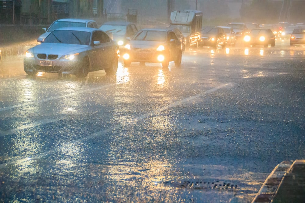 ฝนกระหน่ำกรุง ร้อยละ 60 ระวังอันตราย thaihealth