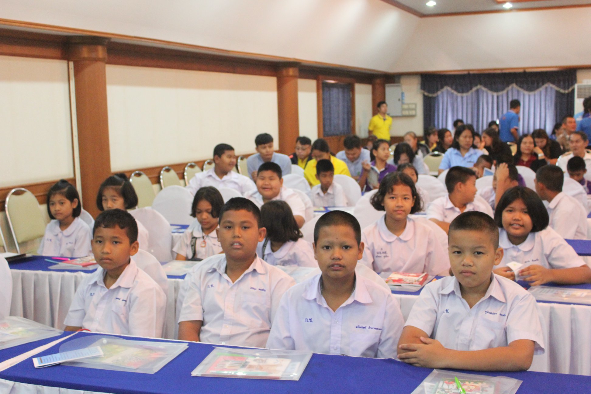 สิงห์บุรีรณรงค์ลด อุบัติเหตุหน้าโรงเรียน thaihealth