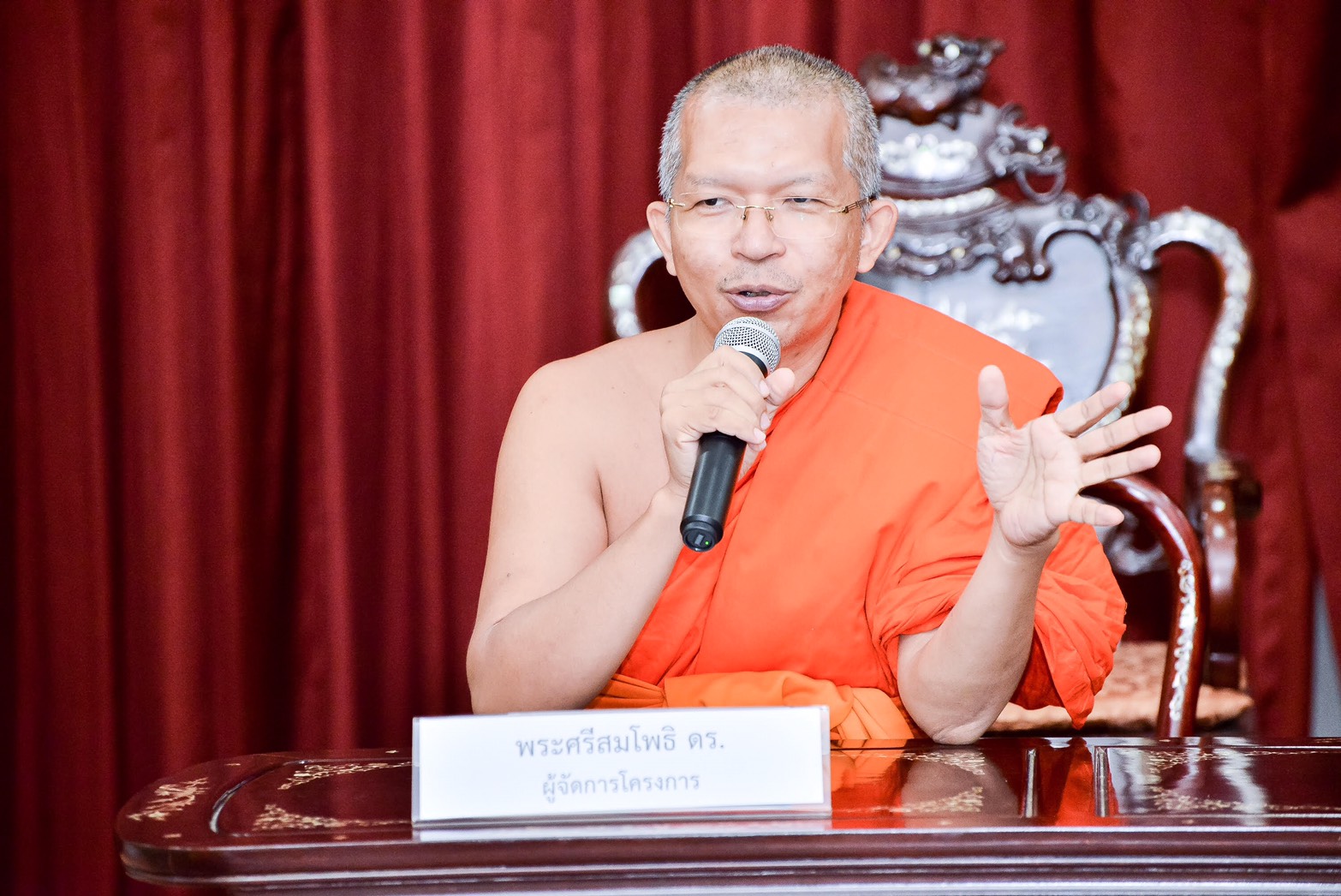 ชาวพุทธสืบสานประเพณีสงกรานต์ ทำบุญง่ายๆ กับพระในบ้าน  thaihealth