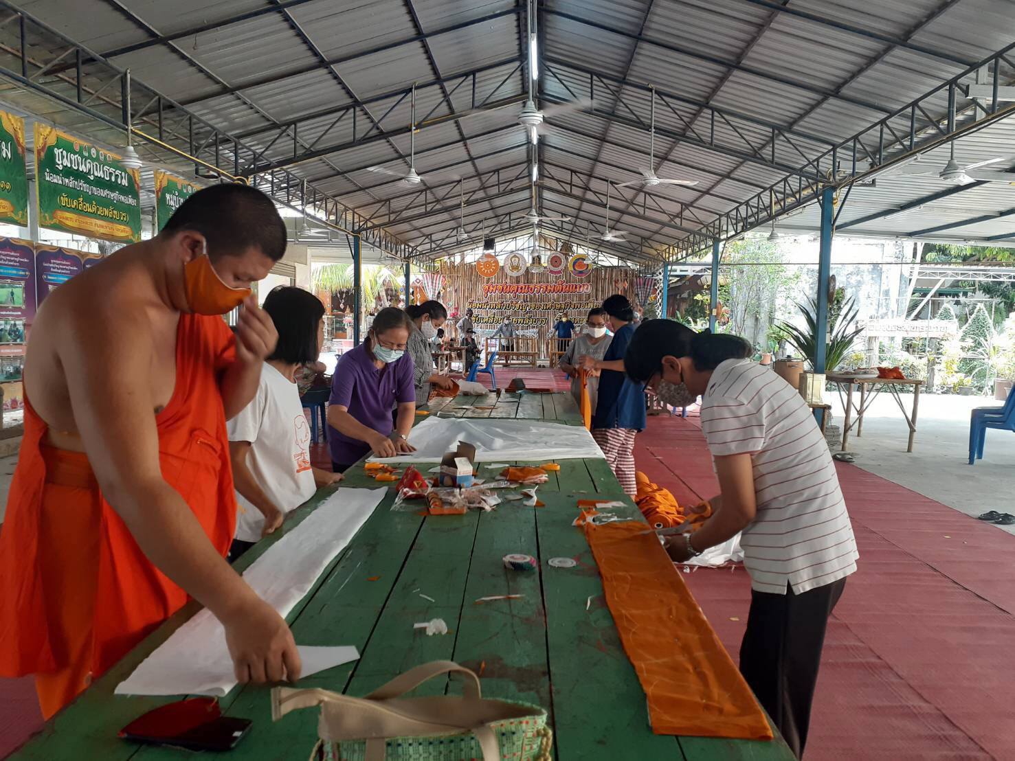 ชาวพุทธสืบสานประเพณีสงกรานต์ ทำบุญง่ายๆ กับพระในบ้าน  thaihealth
