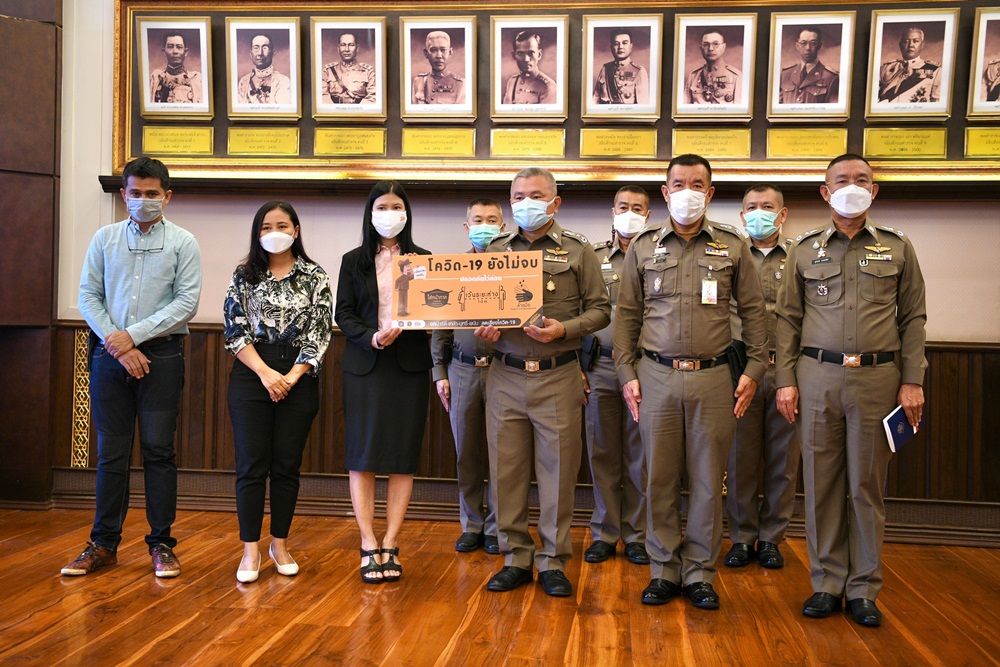 สสส. มอบสื่อรณรงค์ป้องกันโควิด ให้กับเจ้าหน้าที่ตำรวจ thaihealth