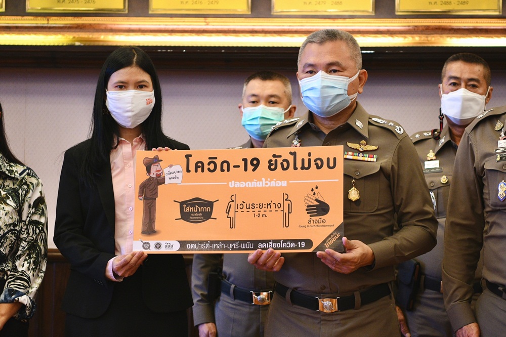 สสส. มอบสื่อรณรงค์ป้องกันโควิด ให้กับเจ้าหน้าที่ตำรวจ thaihealth