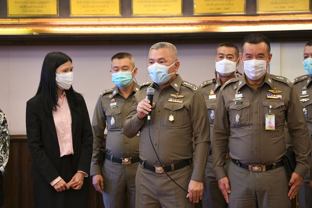 สสส. มอบสื่อรณรงค์ป้องกันโควิด ให้กับเจ้าหน้าที่ตำรวจ thaihealth
